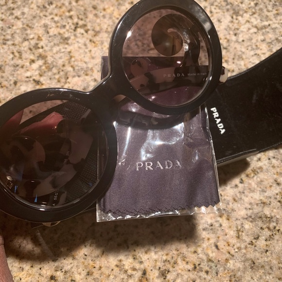 ??”PRADA?BLACK/TURTLE SUNGLASSES/WITH CASE”?? main image 9